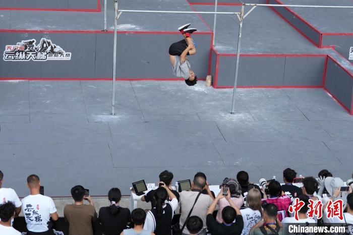 2024天门山云纵天梯跑酷大赛启幕：逾70名选手云