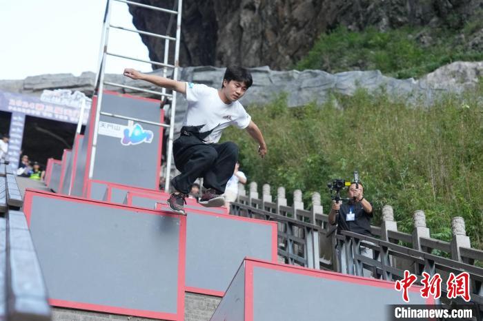 2024天门山云纵天梯跑酷大赛启幕：逾70名选手云