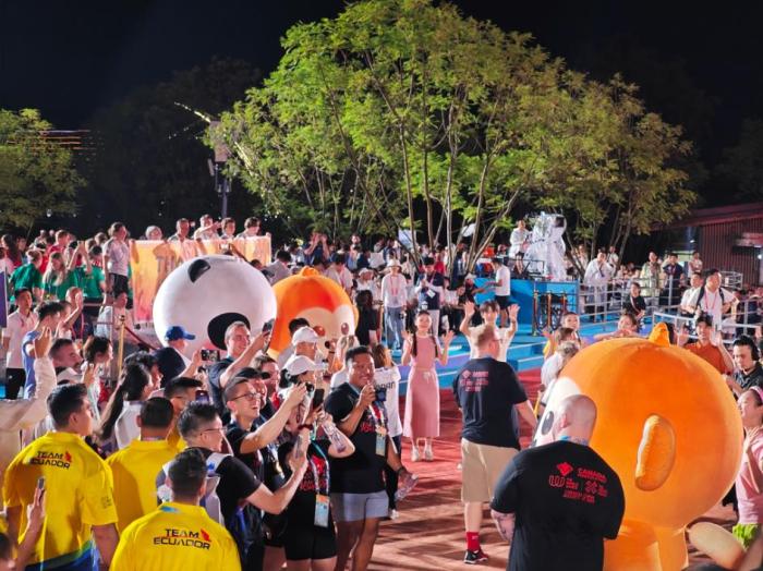 成都世运会闭幕：运动员用细节定格不舍的温情