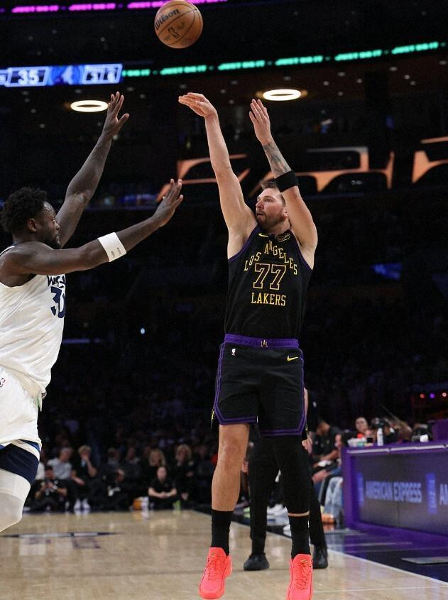 湖人三连胜力克森林狼 西部排名跃升至第四