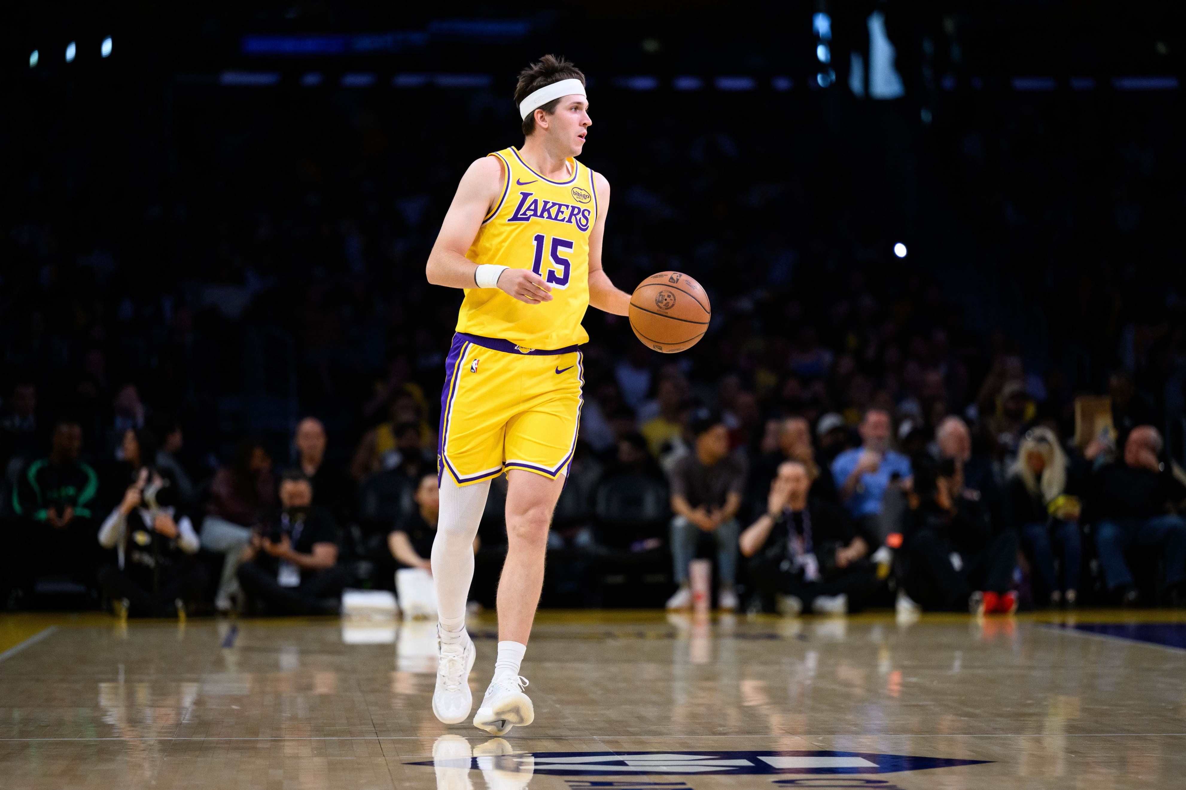 詹姆斯超越贾巴尔登顶历史胜场榜 东契奇砍42分