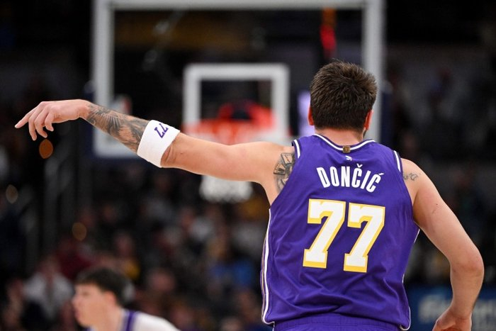 詹姆斯超越贾巴尔登顶历史胜场榜 东契奇砍42分