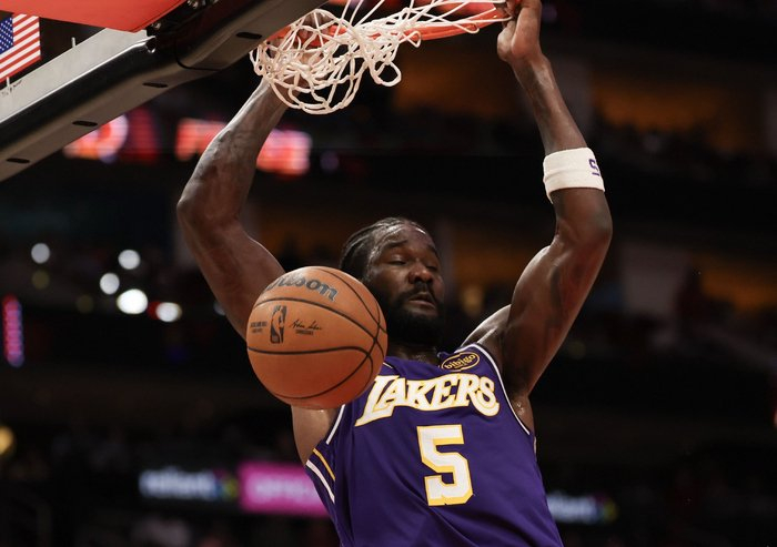 詹姆斯超越贾巴尔登顶历史胜场榜 东契奇砍42分